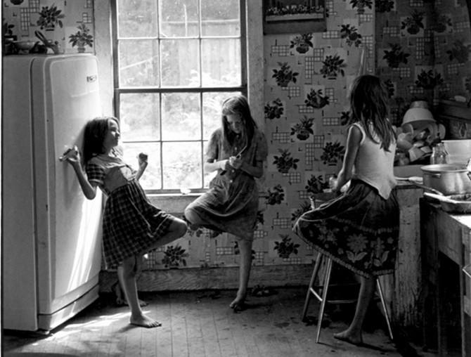 3 girls 1 kitchen. Уильям Гедни фотограф. William Gedney Kentucky. Девочки бесятся. Бесятся как дети фото.